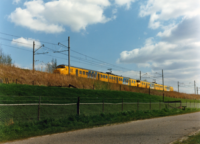 351194 Afbeelding van twee electrische treinstellen mat. 1964 (plan V) van de N.S. op de spoordijk bij Schalkwijk.